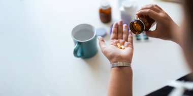 Kapalı kapılar ardında elinde hapla kendini hasta hisseden bir kadın. Kadın ağrı kesicileri baş ağrısı, ağrı kesici, sağlık, ilaç, tedavi, terapi, hasta ve hastalık konseptinden alacak.