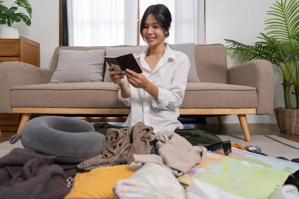 Genç Asyalı Kadın Gezgin Evde Tatil Tatili Için Bavula Bir — Stok fotoğraf