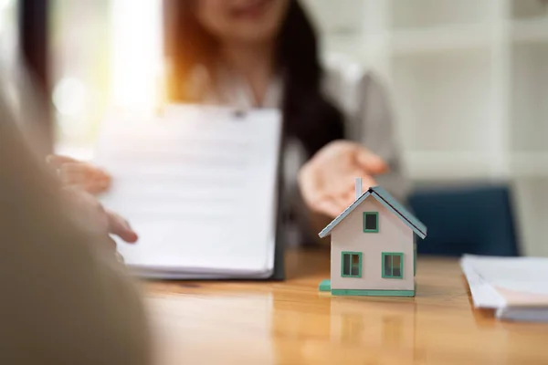 Agent Immobilier Client Expliquent Contrat Prêt Hypothécaire Conclure Contrat Location — Photo