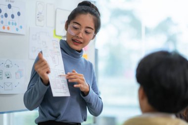 Ux geliştiricisi ve ui tasarımcısı modern ofisin masasında mobil uygulama arayüzü kablo tasarımı hakkında geliştirilmiş gerçeklik beyin fırtınası yapıyorlar. yaratıcı dijital geliştirme ajansı.