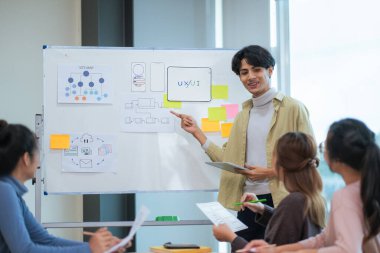 Ux geliştiricisi ve ui tasarımcısı modern ofisin masasında mobil uygulama arayüzü kablo tasarımı hakkında geliştirilmiş gerçeklik beyin fırtınası yapıyorlar. yaratıcı dijital geliştirme ajansı.