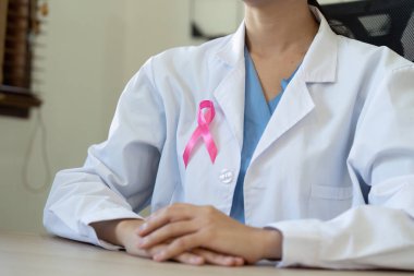 Pembe Ekim Kanser Bilinci Ayı, pembe kurdele sembollü doktor. Ulusal kanserden kurtulanlar ayı. sağlık hizmeti kavramı.