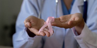 Pembe Ekim Kanser Bilinci Ayı, pembe kurdele sembollü doktor. Ulusal kanserden kurtulanlar ayı. sağlık hizmeti kavramı.