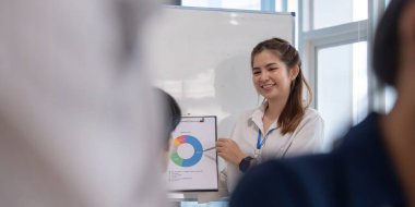 İş kadını beyaz tahta sunum istatistiği iş kadını finans satış verilerini, araştırma özetini ya da bilgileri açıklıyor. Toplantı ya da iş ekibine rapor vermek..