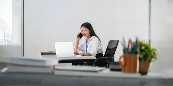 Glückliche Junge Asiatische Geschäftsfrau Spricht Auf Dem Handy Und Lächelt — Stockfoto