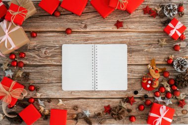Ahşap masa ve defter, Noel arkaplan tasarımı, Noel süslemeleri, Noel hediyesi kutusu, yıldız, ren geyiği....