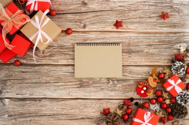 Ahşap masa ve defter, Noel arkaplan tasarımı, Noel süslemeleri, Noel hediyesi kutusu, yıldız, ren geyiği....