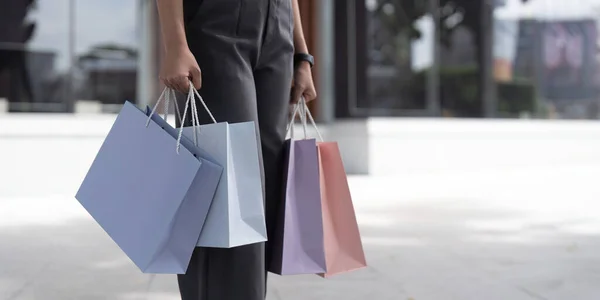 Alışveriş Merkezinin Yanında Yürürken Alışveriş Çantalarını Tutan Kadına Yaklaş — Stok fotoğraf