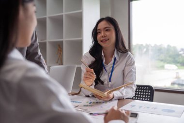Bütçe için hesap tablosu, veri analizi ve istatistik raporu hazırlamayı planlayan toplantı ve iş adamları. Hesap dökümanları, kar veya vergi tavsiyesi.