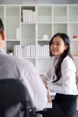 Bütçe için hesap tablosu, veri analizi ve istatistik raporu hazırlamayı planlayan toplantı ve iş adamları. Hesap dökümanları, kar veya vergi tavsiyesi.