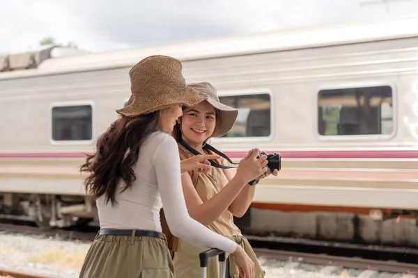 Duas Jovens Viajantes Sexo Feminino Estação Trem Estilo Vida Viagem — Fotografia de Stock