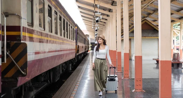 Sozinha Mulher Asiática Viajante Com Mala Plataforma Estação Trem Férias — Fotografia de Stock