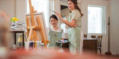 Sanatçı yaşam tarzı üzerinde çalışan iki yetenekli kadın sanatçı. resim hobisi. Güzel suluboya tasarımı çizen kadın.