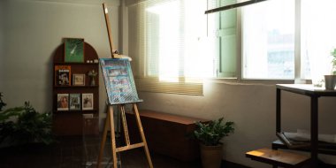 Kitaplık, sanat eserleri, resim aksesuarları, dekorasyon ve zarif kişisel eşyalarla eşsiz bir sanatçı çalışma alanı. Sanatçılar için modern çalışma odası..