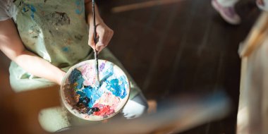 Fırça fırçası resim sanatı, yaratıcılık, sanatsal ve sanat eseri, resim, renkli sanatçı fırçaları ve boya paleti kavramına sahip sanatçının eli.