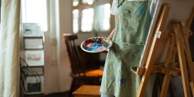 Fırça fırçası resim sanatı, yaratıcılık, sanatsal ve sanat eseri, resim, renkli sanatçı fırçaları ve boya paleti kavramına sahip sanatçının eli.