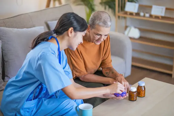 Krankenschwester Spricht Mit Seniorin Über Medikamente Und Empfiehlt Einer Älteren — Stockfoto