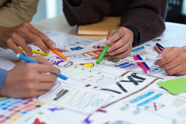 Mobil uygulama arayüzü kablo tasarımı hakkında geliştirilmiş gerçeklik beyin fırtınası kullanarak modern ofisin masasında ux- geliştirici ve ui tasarımcısını kapatın. yaratıcı dijital geliştirme ajansı.