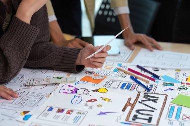 Mobil uygulama arayüzü kablo tasarımı hakkında geliştirilmiş gerçeklik beyin fırtınası kullanarak modern ofisin masasında ux- geliştirici ve ui tasarımcısını kapatın. yaratıcı dijital geliştirme ajansı.