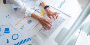 Asya işleri toplantı odasındaki mali raporda durumu analiz ediyor. Yatırım Danışmanı, Mali Danışman, Mali Danışman ve Muhasebe Konsepti.