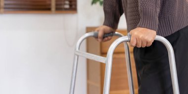 Engelli kıdemli adamın yakınına git ve Walker 'a odada hareket etmesi için baskı yap..