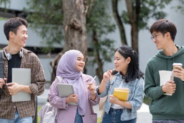 Bir grup çok ırklı üniversite öğrencisi arkadaş birlikte yürüyüp sohbet ediyorlar. Üniversite konseptine dönelim..