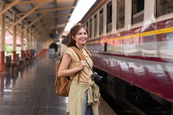 Belo Viajante Asiático Com Mochila Chegando Trem Uma Plataforma Estação — Fotografia de Stock