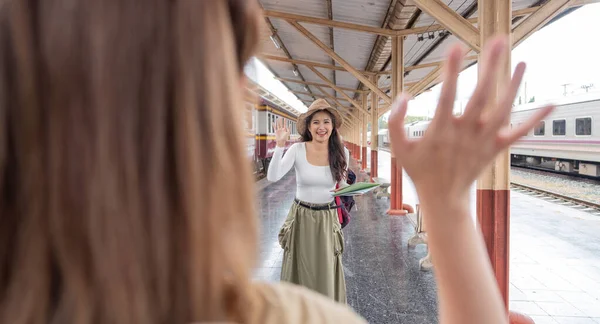 Asyalı Bayan Turist Dalgaları Tren Istasyonunda Bir Yolculuğa Çıkan Arkadaşa — Stok fotoğraf