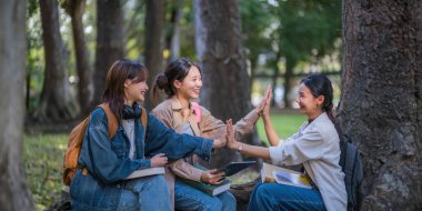 Kampüs kolej parkında birlikte oturan sınıf arkadaşıyla öğrenci arkadaşlığı kavramı. Gençlik ve eğitim.
