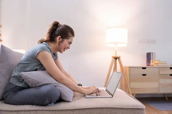 Jovem Mulher Asiática Usando Laptop Computador Sofá Relaxar Navegando Rede — Fotografia de Stock
