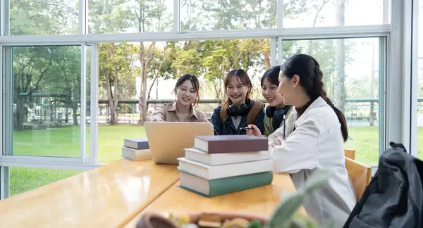 Estudantes Universitários Sentados Juntos Mesa Com Livro Laptop Jovens Felizes — Fotografia de Stock