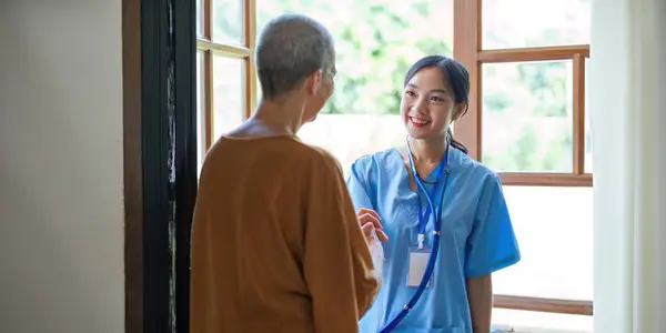 Ältere Offene Tür Für Ärzte Kommen Jährlichen Gesundheits Checks Hause — Stockfoto