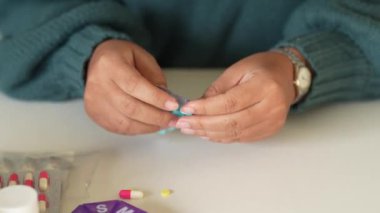 Kadınlar ev hayatı tarzında hap alıyor. Sağlık ve tıbbi konsept hastalıkları. Dişi bir hap alır ve bir bardak su içer..