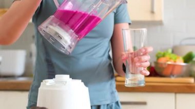 Sebze hazırlayan Asyalı kadın evde sağlık egzersizi yaptıktan sonra cilt ve sağlık için meyve harmanlanmış içecek hazırlıyor. diyet ve sağlıklı gıda konsepti.