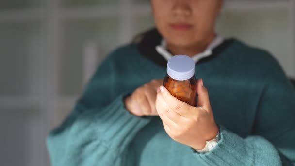 Nők Elolvassák Gyógyszeres Üvegen Lévő Címkét Amint Tablettákat Szed Otthon — Stock videók
