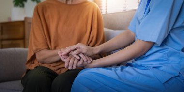 Kıdemli hastası olan hemşire ve doktor, ameliyat, psikoloji ve sağlık danışmanlığı için empati ve güven. Kapalı psikolog, bakıcı ve gönüllü destek, akıl sağlığı için yardım ve umut.