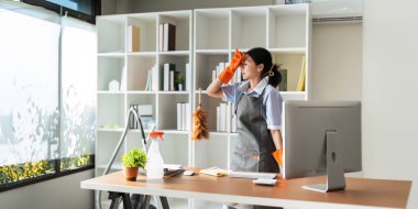 Evde temizlik yapmaktan, çalışma odasını temizlemekten yoruldum. Yemekhane hizmetçisi ya da ev hanımı kirli ve dağınık.