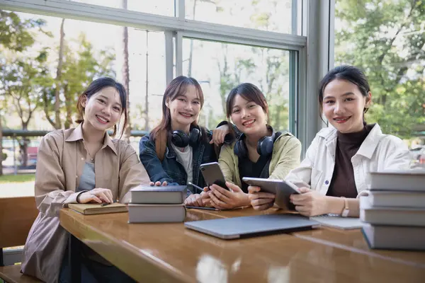 Studenti Universitari Seduti Insieme Tavola Con Libro Laptop Giovani Felici — Foto Stock
