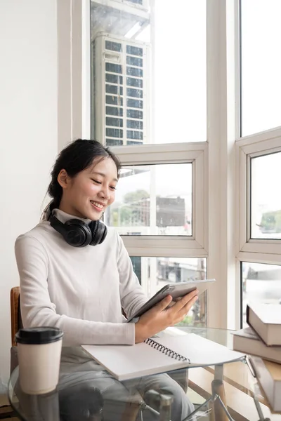 Gelukkig Vrouw Aziatische Ontspannen Houden Digitale Tablet Handen Lachende Jonge — Stockfoto