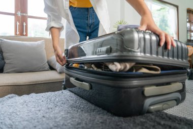 Kapatın genç Asyalı kadın yolcu çantalarını seyahat sezonu için hazırlayın, konsept seyahat yaşam tarzı aktif yolculuk ve seyahat, pasaport.