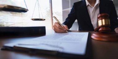 Avukat, erkek müşteriye toplantıda imzalı satış sözleşmesi yazacağı yeri gösteren sigorta sözleşmesine işaret ediyor. Finansal iş anlaşması, banka kredisi hizmeti, yakın görüş..