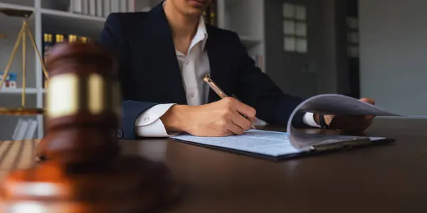 Anwalt Zeigt Auf Versicherungsvertrag Zeigt Männlichen Kunden Schreiben Unterschrift Unterzeichnen — Stockfoto