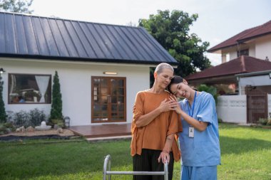 Hemşire ya da bakıcı ve yaşlı kadın desteği, sağlık hizmetleri ve evde sağlık portresi. Tıbbi fizyoterapi, doktor evde engelli yaşlı hastalara yardım ediyor..