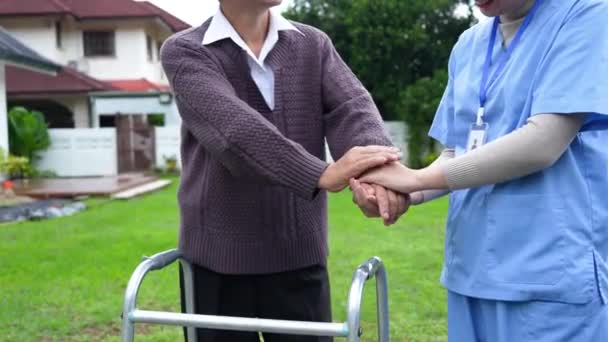 在康复过程中 护士或护理人员手扶步行架寻求支持 帮助或信任移动的腿 医疗护理 咨询家中残疾长者 — 图库视频影像