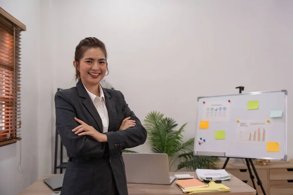 Kendinden Emin Gülümseyen Kadını Genç Asyalı Şirket Satış Pazarlama Müdürü — Stok fotoğraf