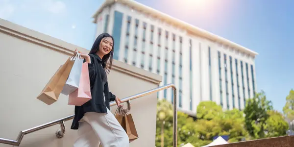 Glücklich Schöne Junge Stilvolle Frau Mit Einkaufstasche Beim Gehen Kommen — Stockfoto