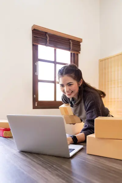Startup Pme Pequeno Empresário Mulher Asiática Freelance Usando Laptop Caixa — Fotografia de Stock