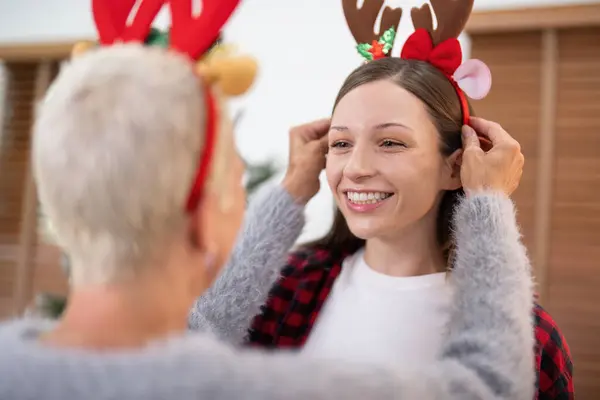 Madre Hija Adulta Sentadas Sala Estar Decoran Navidad Disfrutando Hablar —  Fotos de Stock
