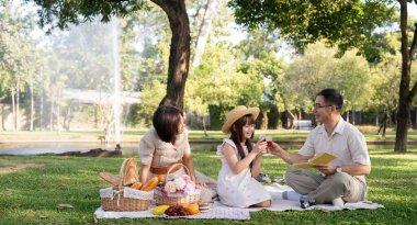 Küçük torun kızıyla oynayıp parkta parti yaparken mutlu son sınıflar. Aile eğlence konsepti.