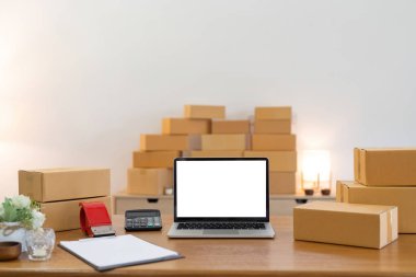 Kutulu boş dizüstü bilgisayarın bir kopyası. Çevrimiçi iş kavramı.